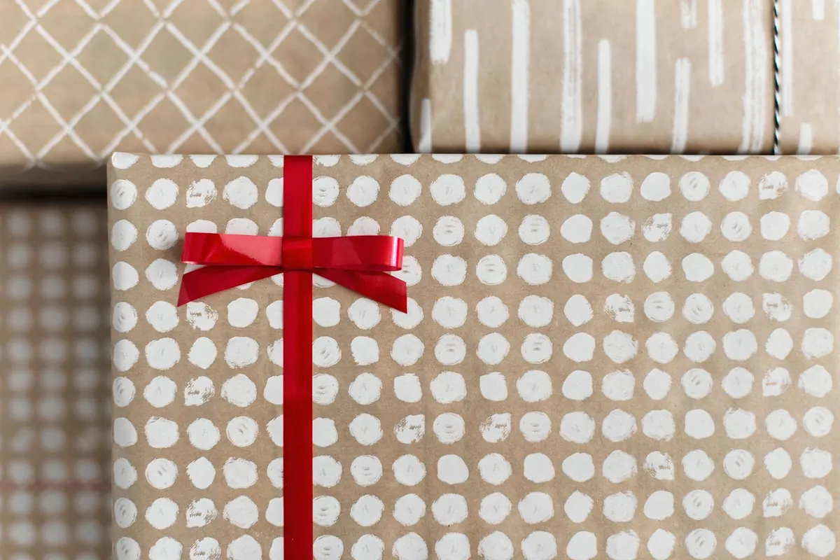 Christmas Keepsake Box: A Simple System for Cards, Baubles and Photos